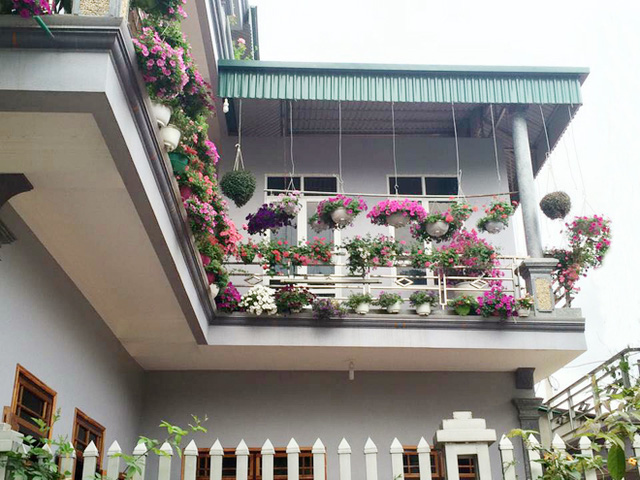 Ban công đẹp tràn ngập sắc hoa